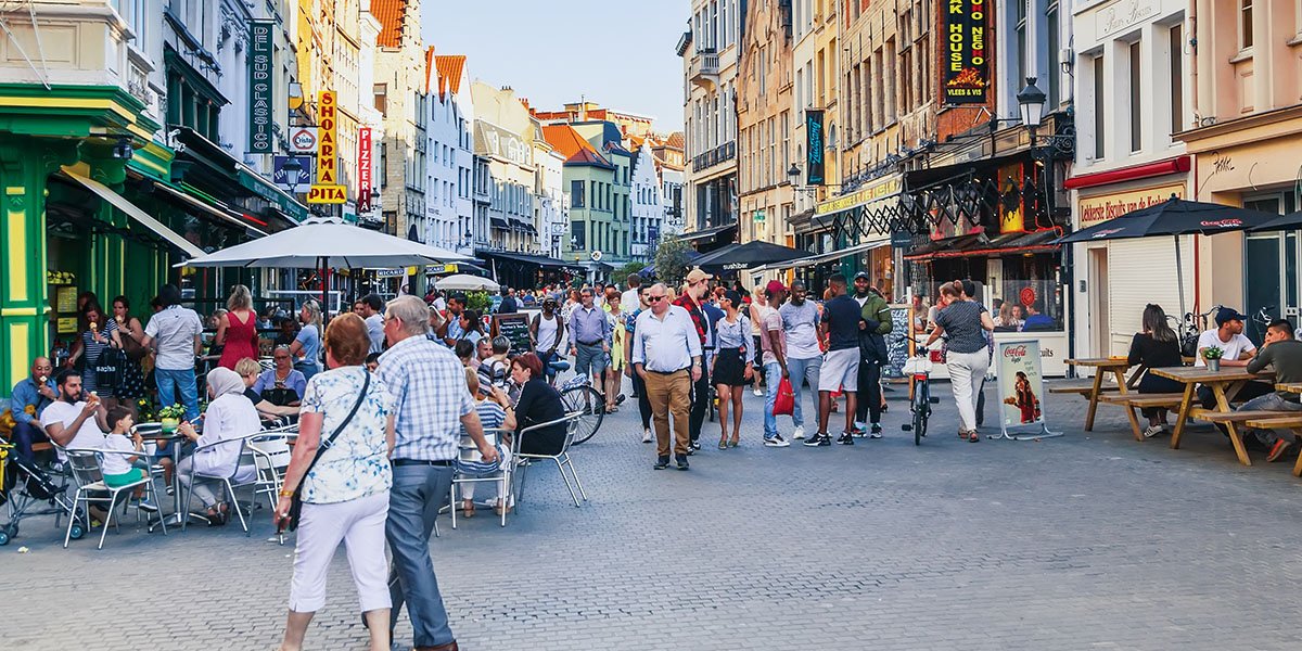 antwerpen straat met restaurants